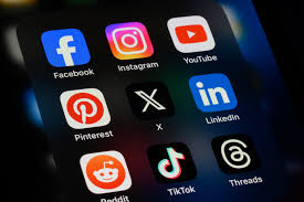 How Social Media Helps: Pros, Cons, and Navigating Its Impact